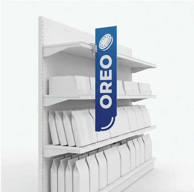 Banderola vertical azul de Oreo de Bellto colgada perpendicular a una estantería blanca con baldas