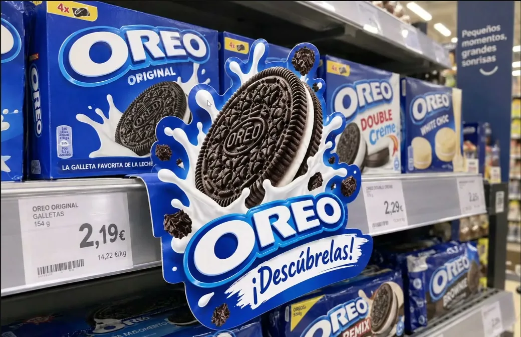 Cartel troquelado de Oreo de ChatGPT pegado al canto de una balda de galletas, junto al precio