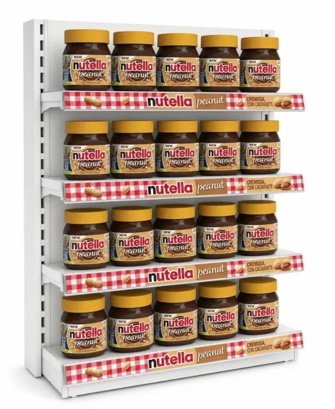 Lineal con tarros de Nutella Peanut y una tira de mantel de cuadros rojo y blanco en el portaprecios de cada balda