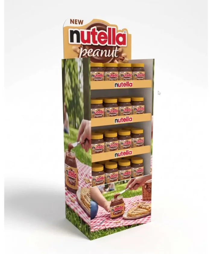 Expositor de suelo de cartón de Nutella Peanut con cuatro baldas de tarros y la gráfica de un picnic con mantel de cuadros en los laterales