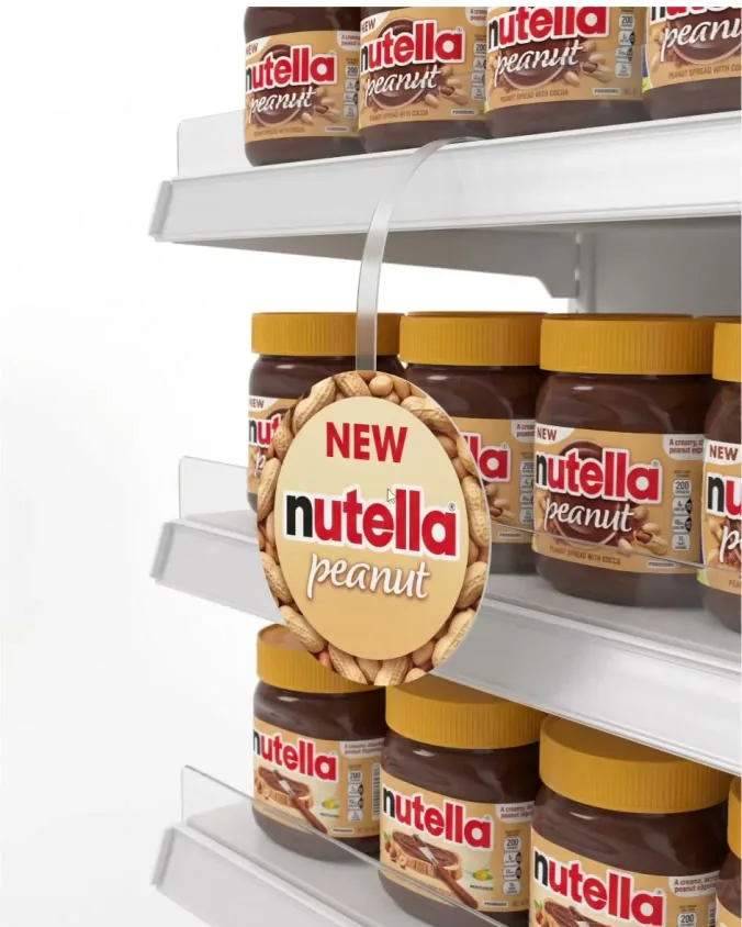 Wobbler redondo de Nutella Peanut con el texto New colgado de un brazo transparente delante de los tarros en la balda