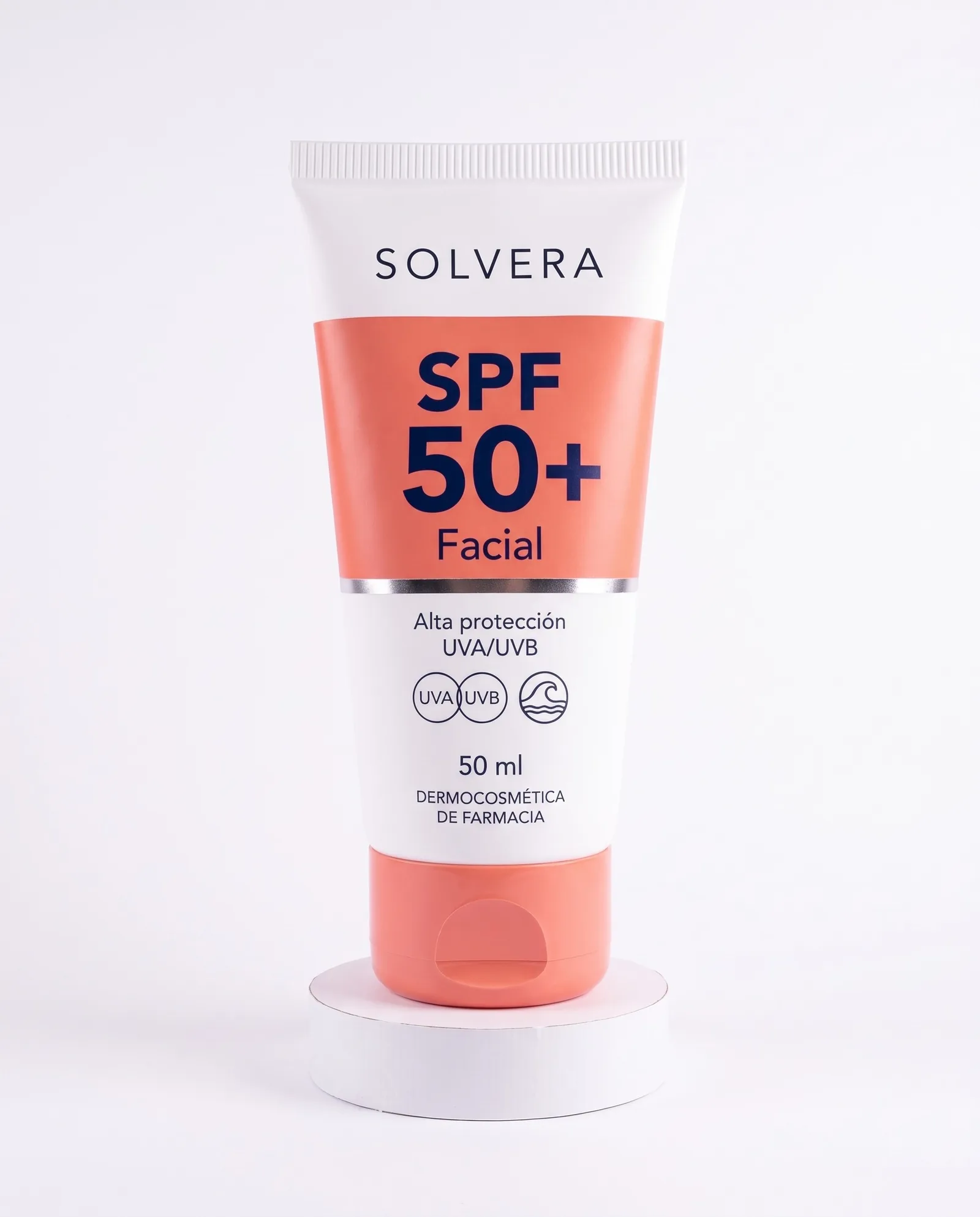 Ficticio de suelo de Solvera, una réplica gigante del tubo de protector solar facial SPF 50+ de pie sobre su tapón en una base blanca